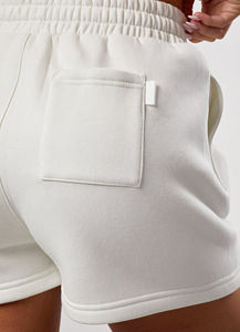 Nouveau arrivé 2025 short pour femme haute qualité personnalisé DTF imprimé logo boxy court avec poches latérales short respirant pour femme - Product Image 3