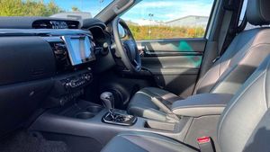 Toyota Hilux 2020 con Faros LED Blancos, Neumáticos R18, Volante a la Izquierda, Aire Acondicionado Automático, Asientos Manuales en Venta - Product Image 2