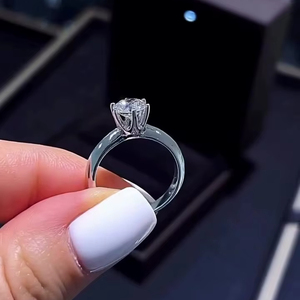 Bague de fiançailles solitaire en moissanite ronde de 8 mm, bande à bord couteau, plaqué or blanc, argent 925, bijoux fins pour femmes, vente en gros - Product Image 4