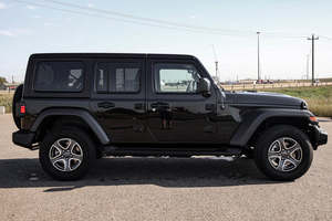 Jeep Wrangler Sport 4 portes 4x4 SUV Turbo Automatique Sièges en cuir Foncé R20 Phares LED électriques Caméra arrière 360° 2023 - Product Image 2