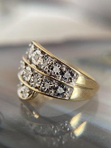 Bague de fiançailles vintage en or 14 carats avec diamant de laboratoire taille ronde East West à motif étagé à 3 couches, idéale pour mariage et cadeau de fête - Product Image 2