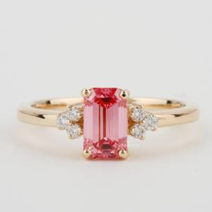 Bague de fiançailles de luxe plaquée or 14 carats avec émeraude de 1 carat et diamant brillant de laboratoire, personnalisée pour les mariages - Product Image 1
