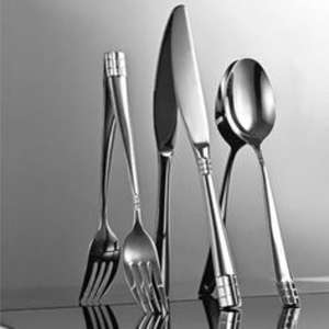 Elegante juego de cubiertos de acero inoxidable con líneas elegantes y una estética minimalista para ambientes de comedor refinados - Product Image 1