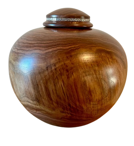 Urna Decorativa Pequeña de Madera con Superficie Pulida, Detalle de Grano Rico y Diseño Miniatura Elegante - Product Image 5