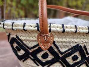 Sac fourre-tout en paille tressée imperméable avec doublure en coton, idéal pour la plage, fermeture ouverte, poignées en cuir, motif géométrique brodé - Product Image 3