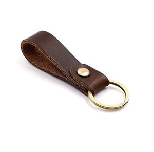 พวงกุญแจหนังสไตล์โมเดิร์นพร้อมห่วงหนังสีน้ำตาลและวัสดุพรีเมียมเหมาะสำหรับการเดินทางและการผจญภัยกลางแจ้ง - Product Image 1