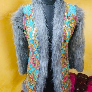 Veste en fourrure Boho pour femme 2022 avec perles entièrement faites à la main Lehnga Long Vintage rempli de coton décoré de boutons - Product Image 1