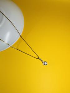 Colgante Curvo Contemporáneo de Oro Amarillo de 14k con Diamante Natural, Corte Brillante H I, Claridad SI3 I1, Certificado GGL, Venta al por Mayor, Unisex - Product Image 5