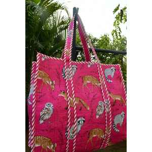 Sac fourre-tout bohème durable fait main avec imprimé animalier, artisanat de Jaipur, écologique, en tissu de coton matelassé, intérieur réversible - Product Image 3