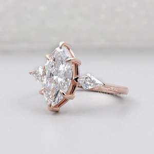 Anillo de Compromiso con Diamante Marquise en Oro Rosa, con 6 Puntas y Piedras Laterales - Certificado IGI - Product Image 3