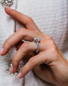 Bague de fiançailles Moissanite coupe coussin carré de 10mm avec bande pavée dans un réglage à quatre broches | Bijoux fins de mariage de mariée - Product Image 4