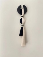 Suspension murale en macramé unique noir et blanc pour entrée, couloir, décoration intérieure et pièce murale distinctive, fabriquée à la main en Inde