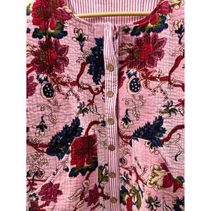 Chaqueta de algodón acolchada con estampado a mano de Blush Garden para la primavera - Product Image 3