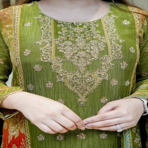 Ensemble Kurti Chinon Premium Spécial Festival avec Broderie Complète Faite à la Main, Col en A, Kurti Évasé, Pantalon et Dupatta, Ensemble Ethnique 3 Pièces - Product Image 4