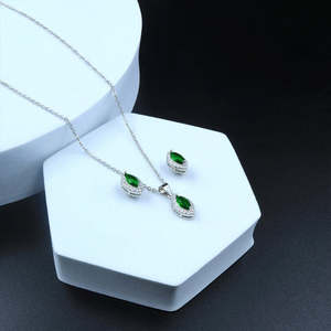 Parure de bijoux Zarkan « L'Œil de la Reine » verte avec argent, ornée d'émeraudes taille poire, de zircons et de perles d'eau douce, idéale pour les fêtes et les cadeaux - Product Image 2