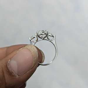 Bague de fiançailles à trois pierres en diamant de laboratoire certifié IGI 1,90 carats, pureté D-E-F VVSVS, forme poire - Product Image 3