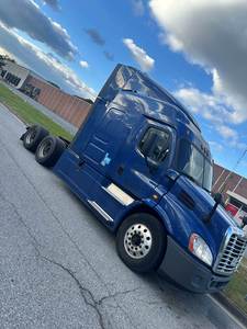 Tracteur routier diesel poids lourd 6x4 avec cabine couchette pour la logistique routière et le transport de marchandises - Product Image 5