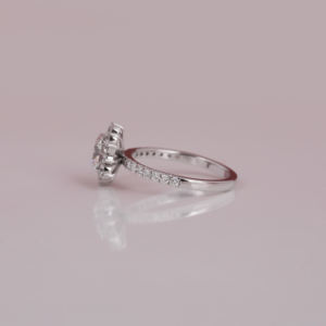 Bague de fiançailles en or massif 14KT certifiée IGI diamant de laboratoire taillé en forme de fleur avec anneaux fins à réglage de halo à la mode - Product Image 3