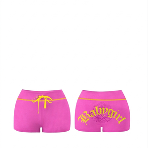 Shorts en polyester et élasthanne doux, rose vif avec bordure blanche sur le côté, logo personnalisé sérigraphié, shorts pour femmes. - Product Image 4
