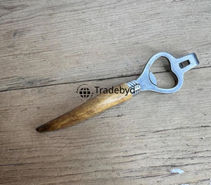 Ouvre-bouteille en corne naturelle Cadeau élégant pour les hommes et les amateurs de bar à domicile par Tradebyd - Product Image 1