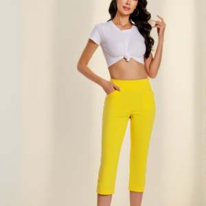 Pantaloni capri da donna a vita alta, elasticizzati, vestibilità comoda, gamba dritta, con dettagli traforati e tasche - Product Image 4