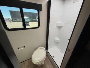 Caravane de voyage miniature Morden Jayco Jay Feather, 4 personnes, légère, en aluminium, design moderne, noire avec graphismes autocollants - Product Image 5