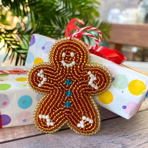 Adorno de estrella hecho a mano con cuentas y detalles intrincados que aporta un encanto festivo elegante para la decoración del árbol de Navidad y para regalar. - Product Image 1