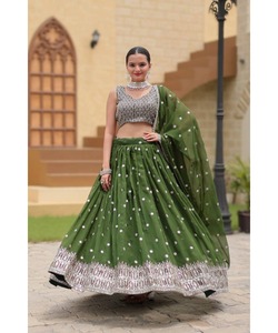 Baby Girls Velvet Lahenga y Choli con bordado para boda Festival nupcial y baile nocturno de Navratri - Product Image 2