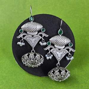 Pendientes Oxidados con Detalles de Piedras Verdes y Diseño de Filigrana, Jhumka Indio, Regalo para Ella - Product Image 3