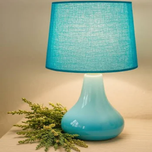 Elegante lámpara de mesa de cerámica blanca para tu mesita de noche. Estilo simple, disponible a precios de mayoreo. - Product Image 2