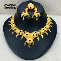Ensemble de colliers courts au design classique et tendance plaqué or 18 carats pour femmes, y compris boucles d'oreilles, bagues, boîte à motif de fleurs d'un gramme en laiton