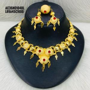 Ensemble de colliers courts au design classique et tendance plaqué or 18 carats pour femmes, y compris boucles d'oreilles, bagues, boîte à motif de fleurs d'un gramme en laiton - Product Image 1