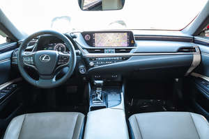 Lexus ES Hybrid 300h Sedán 2021 Usado, Rentable, Bajo Kilometraje, Tracción Delantera - Product Image 4