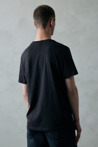 เสื้อยืดผ้าฝ้ายระบายอากาศสำหรับผู้ชายคอกลมแขนสั้นสีดำเรียบพิมพ์ลายโลโก้ออกแบบได้ตามต้องการสำหรับฤดูร้อน - Product Image 6