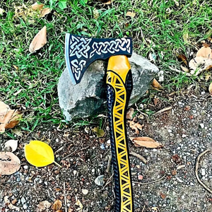 Hache viking artisanale avec manche en bois de frêne gravé et fourreau en cuir avec gravure sur la tête - Product Image 5