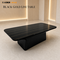 Table basse rectangulaire noire de luxe sur mesure avec détails dorés et base texturée pour salon