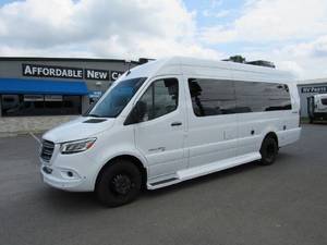 Co-a-ch-men Galleria 24Q Gris/Bleu foncé d'occasion propre, année 2024, origine américaine - Product Image 5