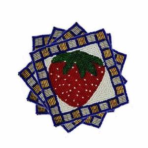 รถไฟเหาะตุ๊กตาหิมะสี่ชุดปักลูกปัดทำด้วยมือแบบพรีเมียมพร้อมรูปทรงสี่เหลี่ยมที่สวยงามและมีสไตล์สำหรับตั้งโต๊ะจากอินเดีย - Product Image 3