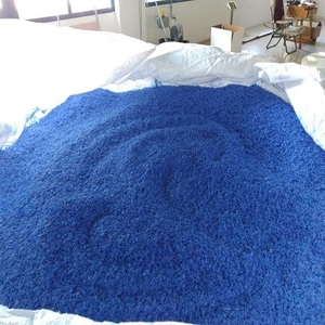 ทำความสะอาดเศษถัง HDPE สีน้ำเงินที่เก็บจากภาชนะอุตสาหกรรมที่พร้อมสำหรับการรีไซเคิลและการทำเม็ด - Product Image 6