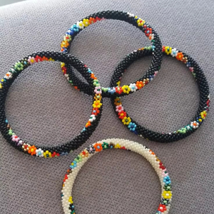 Últimas pulseras de cuentas de lujo Brazalete bordado hecho a mano Diseño clásico Multicolor elegante para elevar su estilo de moda - Product Image 6