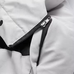 Veste d'entraînement Performance pour hommes avec panneaux extensibles en tissu évacuant l'humidité et conception de mouvement à gamme complète - Product Image 2