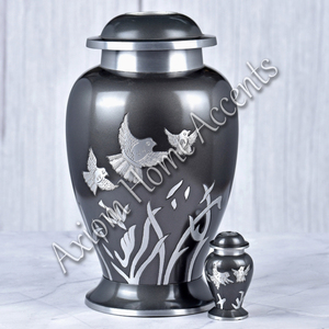 Urna de cremación de aluminio artesanal con acabado pulido, elegante urna de tributo de Axiom Home Accents - Product Image 5