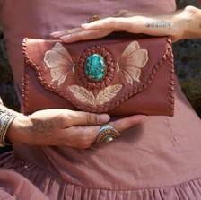 Motif papillon outillé et peint à la main entourant une pierre turquoise sur cuir de vachette Tan foncé - Product Image 2