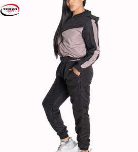 Chándal cortavientos de alta calidad para mujer, conjunto de pantalón Jogger a rayas con cremallera, talla grande, transpirable, ligero para la temporada de otoño - Product Image 4