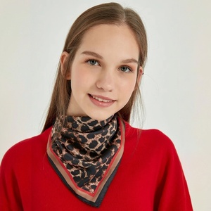 Bandana classique à imprimé animal, petit foulard carré effet soie, style européen-américain, mode décontractée, polyester satiné - Product Image 1