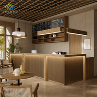 Comptoir de café en lattes de bois, design intérieur de café, menu mural en tableau noir, chaise en rotin, ensemble de meubles de café, aménagement personnalisé de magasin