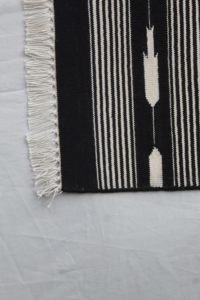 Alfombra Dhurrie de algodón tejida a mano de alta calidad 2,5x6 pies patrón geométrico en zigzag en varios colores decoración del hogar técnica trenzada - Product Image 5