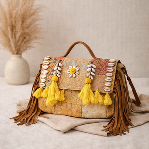 Bolso Artesanal Desert Bloom con Parches Vibrantes y Flecos Bordados con Conchas de Cauri - Bolso Tote Estilo Bohemio Chic - Product Image 1