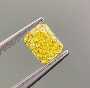Diamantes sueltos de color amarillo con corte esmeralda cultivado en laboratorio de 3,0 CT, certificados por IGI con certificado - Product Image 1