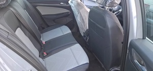 Nuovissimo Volkswagen Golf 2025 Grigio 199 CV 4 Cilindri 5 Posti Benzina Euro 6 Cambio Automatico Guida a Sinistra - Product Image 4